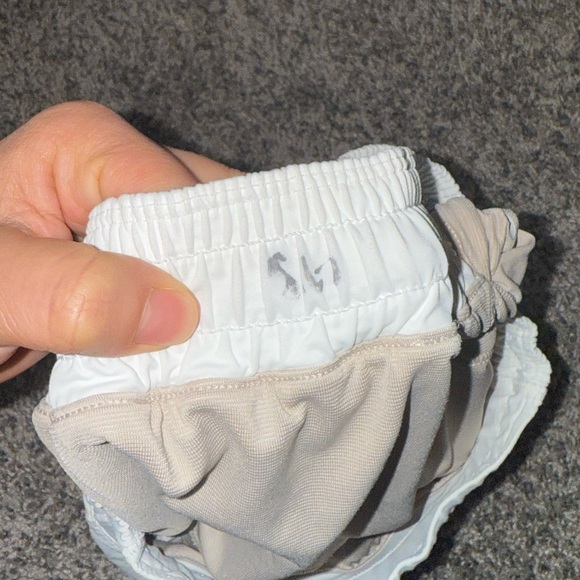 Lululemon hotty hot short size 6 - Picture 7 of 10